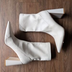 Elegant White Pointed Toe Heeled Boots Size 7